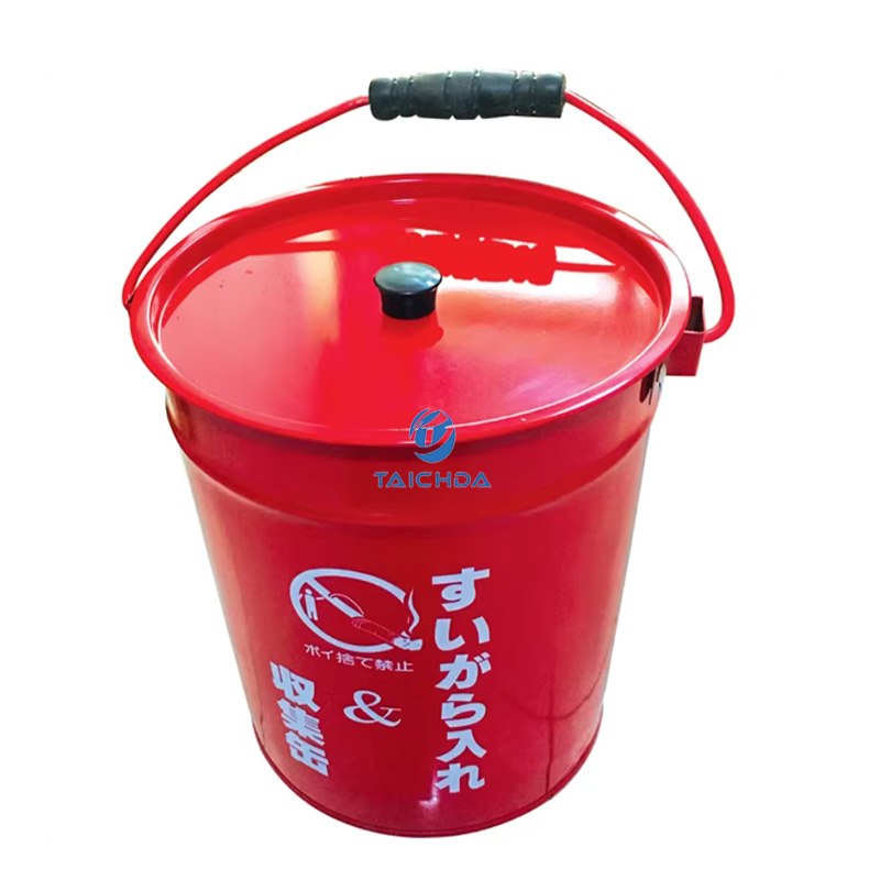 Metal trash can with lid